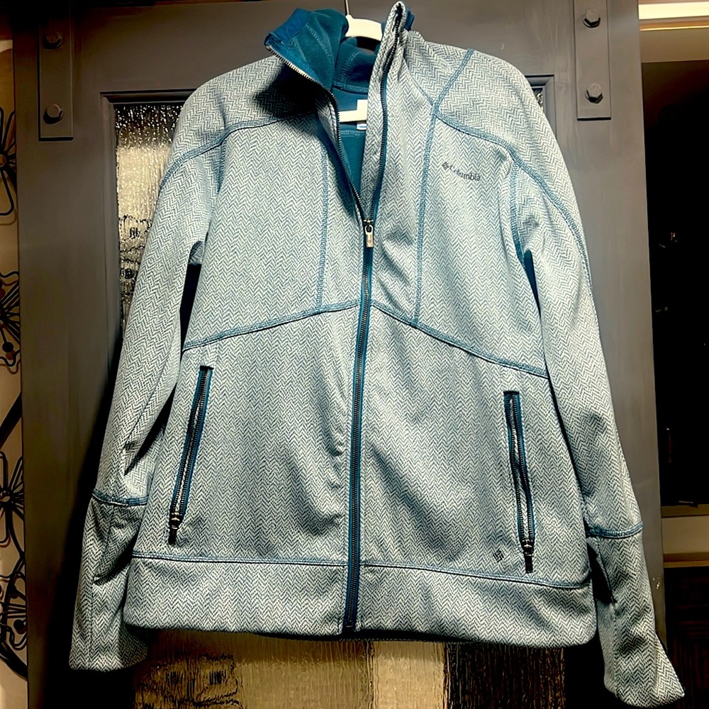 Light hooded women’s Columbia jacket